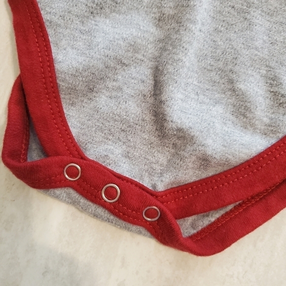 Gen 2 Bodysuit University of Alabama 18 months Gray Red Snap Crotch Short Sleeve - Picture 4 of 5